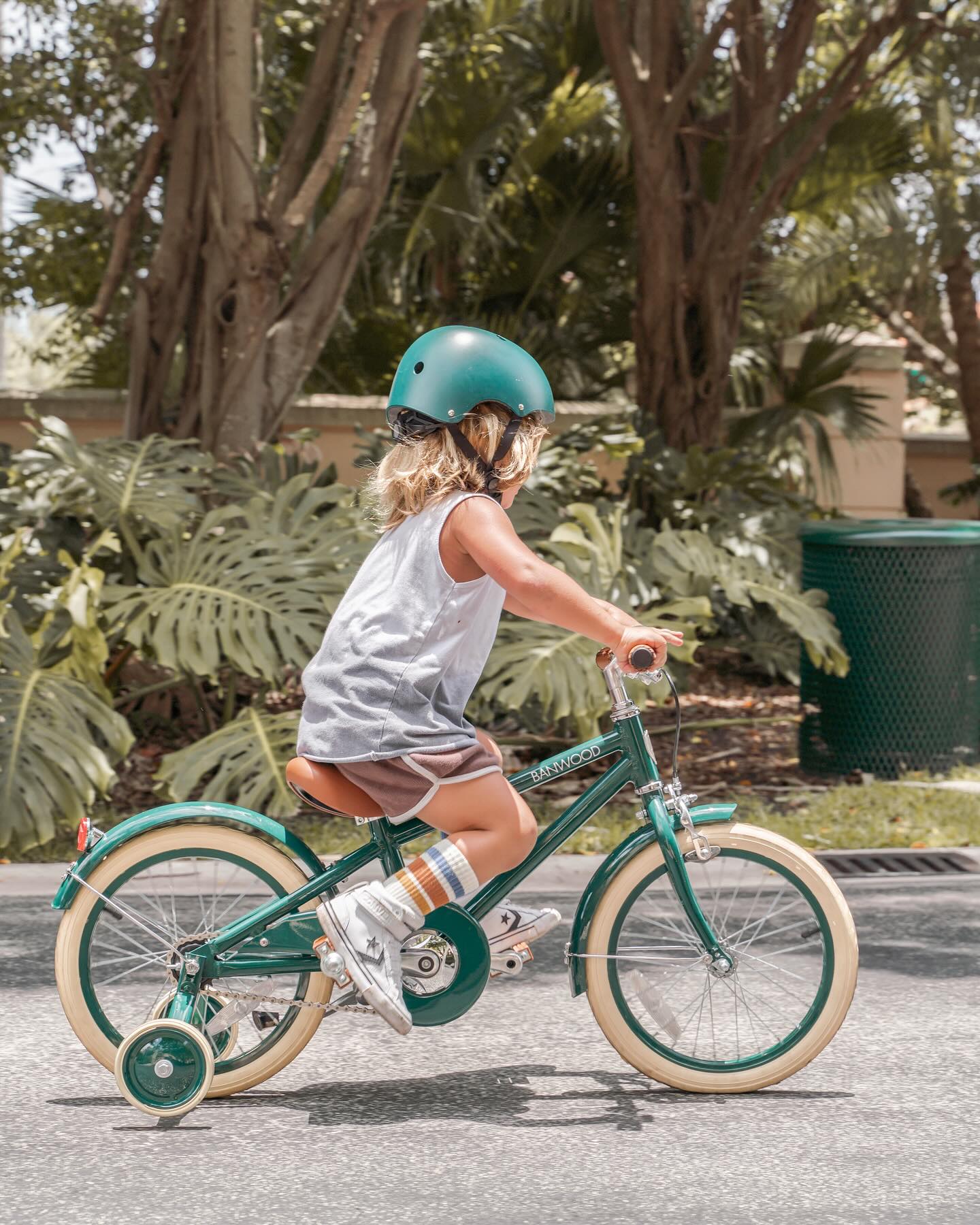 CLASSIC BIKE - GREENRetro inspired and classic designed frame with rosewood pedals. Comes with training wheels. Suitable for kids 4+Available at #banwood.com