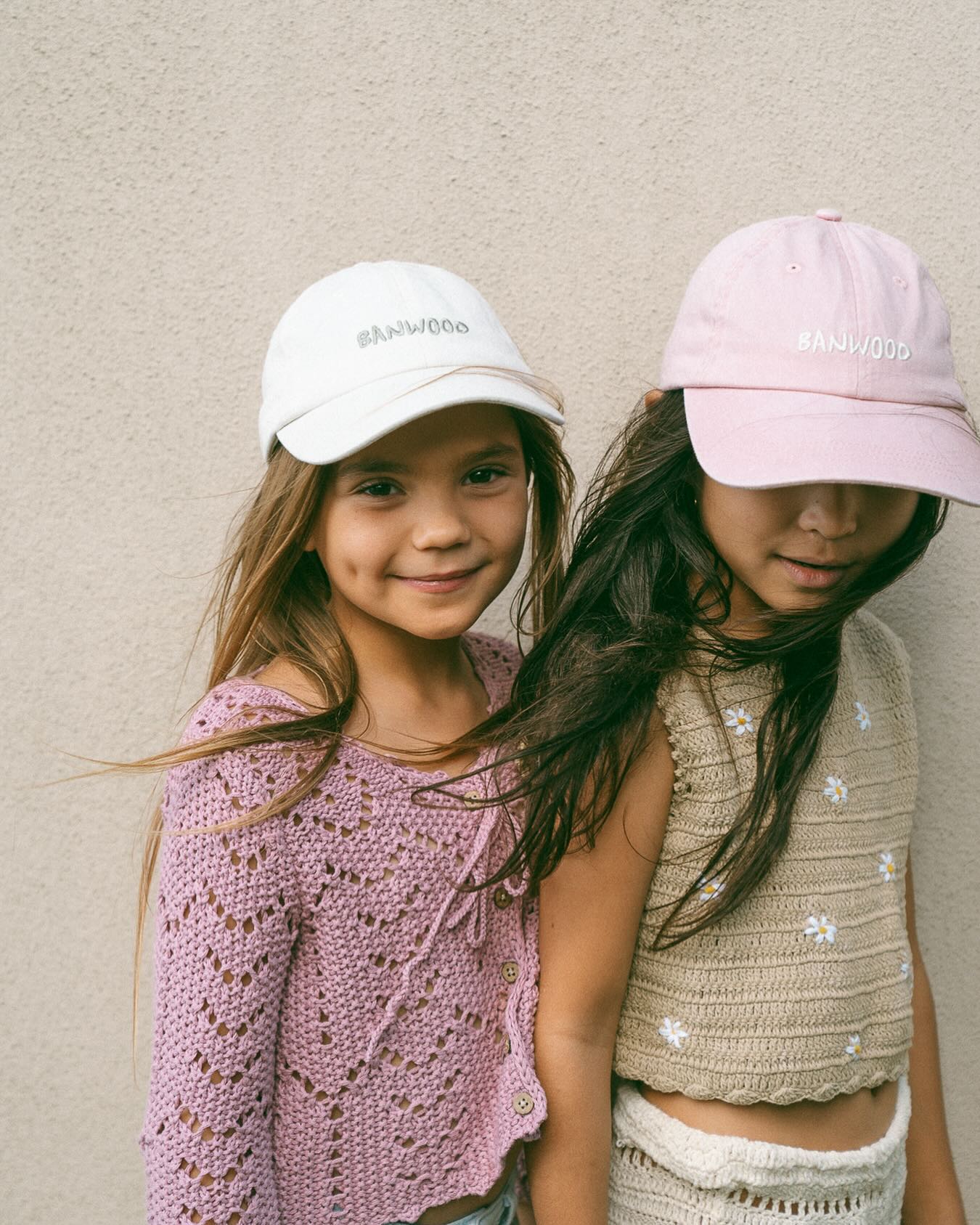Make sure to protect your child from the sun. Caps are the perfect summer accessory for all your sunny adventures. They come in various solid colors, making them easy to match for any occasion, and provide excellent sun protection with their 100% soft cotton fabric. Find your favorite color at banwood.com