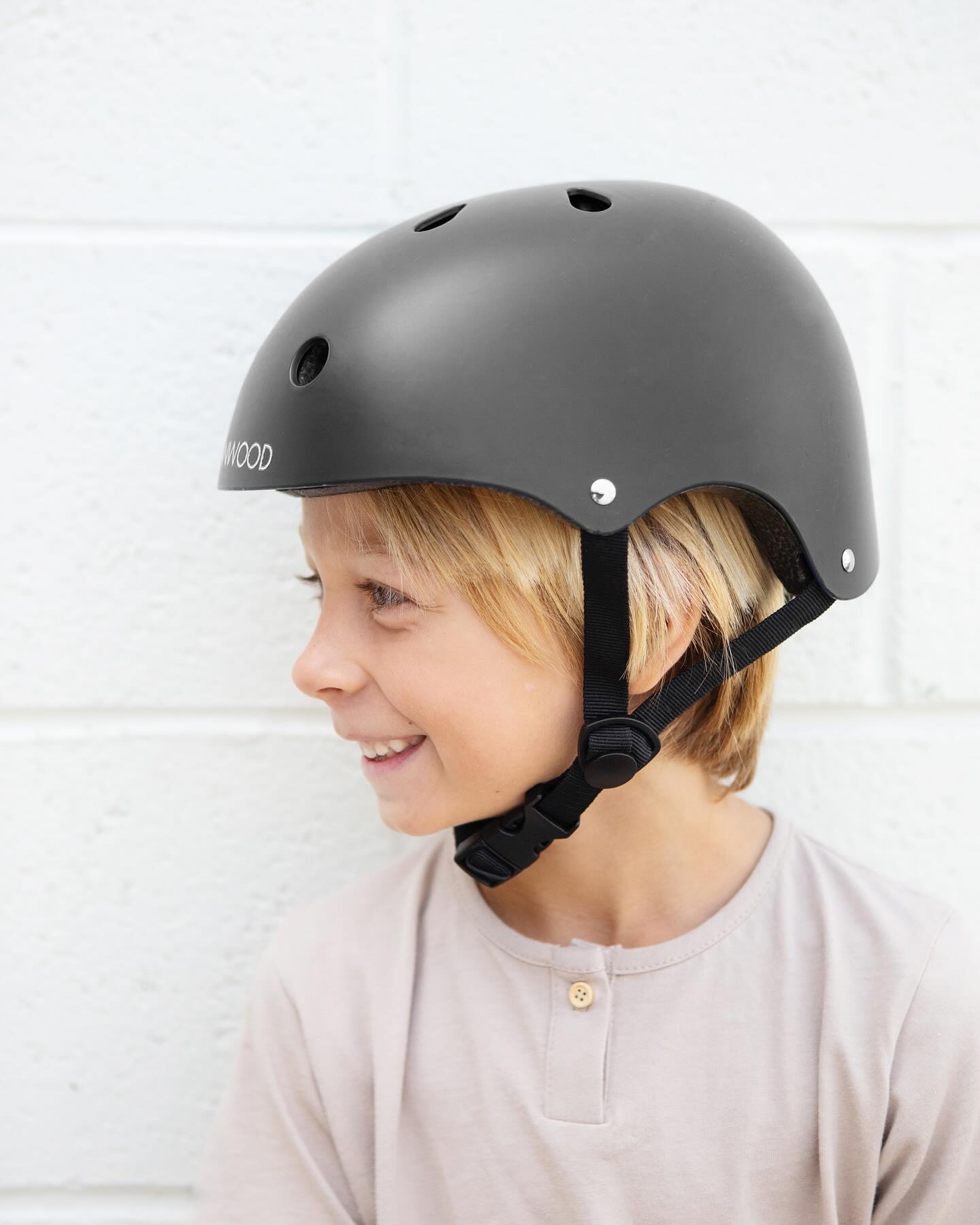 CLASSIC HELMET - BLACKAdjustable chinstrap and dial-fit adjustment system for a comfortable and safe ride. Available in 15 different colorsDiscover all helmets on our website, link is in our bio