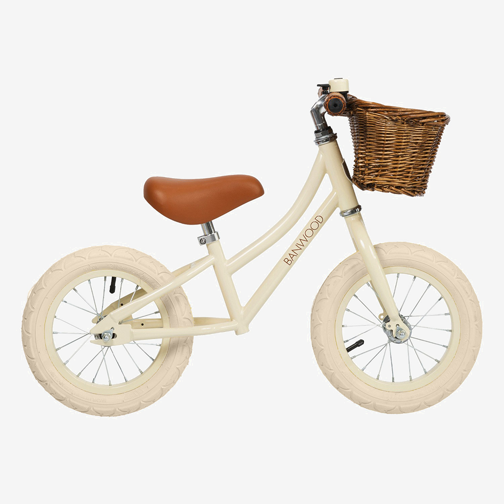 Se vores første model af balancecykler First Go i cremefarve til børn fra 2 til 5 år. Lær at cykle hurtigere og mere sikkert.