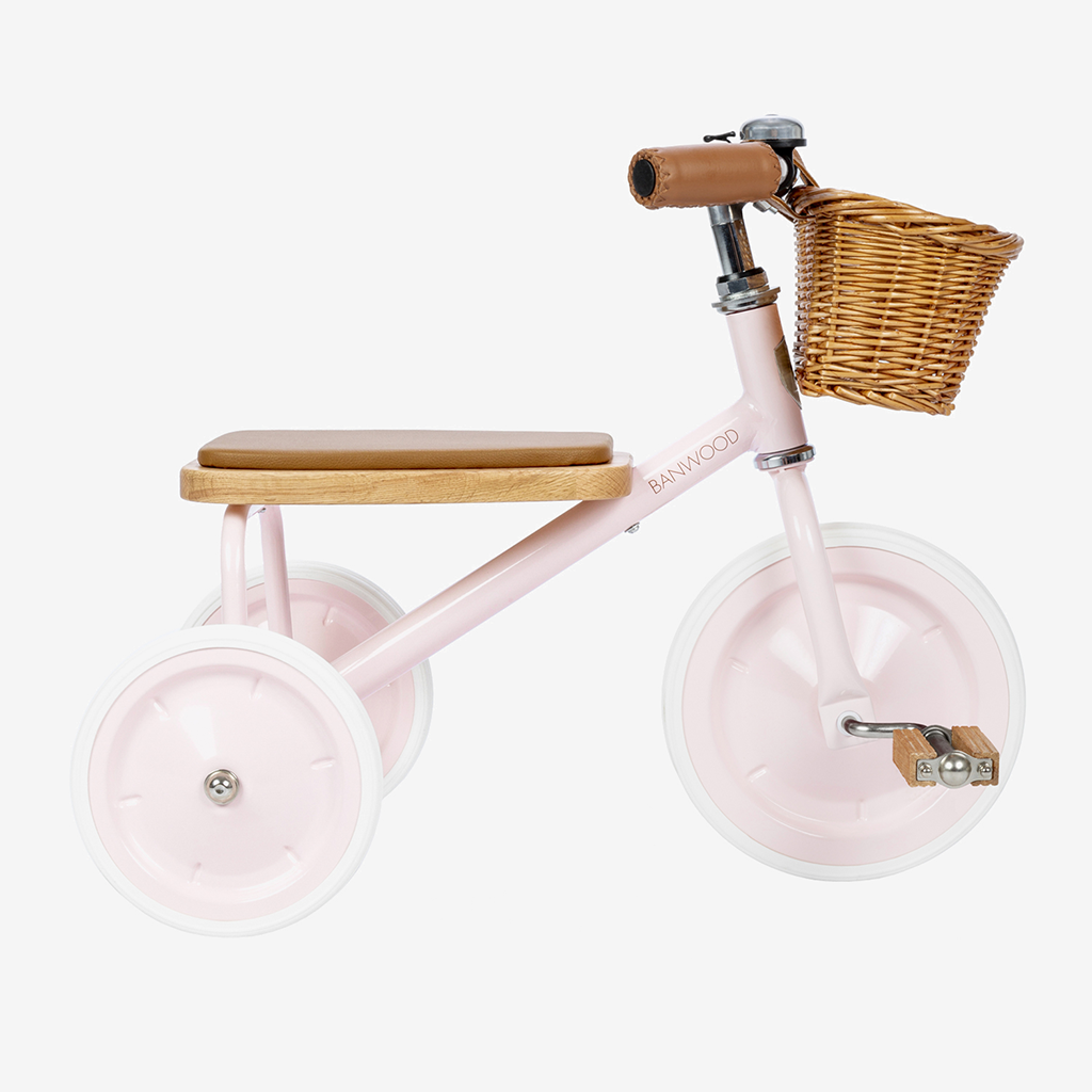 Denne trehjulede fra Banwood til piger er en smuk klassisk lyserød trehjulet cykel designet til børn fra 2 år. Selv den mindste 