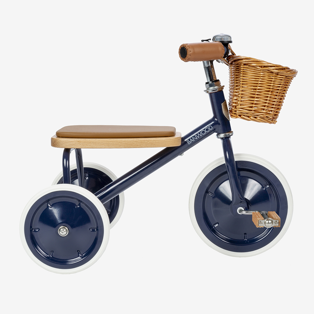 Klassisk designet blå trehjulet cykel til små børn. Tag hele familien med ud på en udendørs cykeltur! Denne blå vintage trehjule