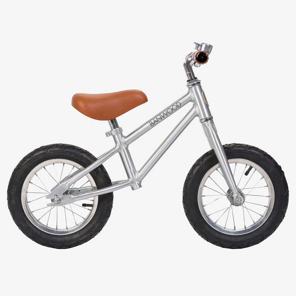 Bedste børnecykel. Køb vores klassiske 12-tommer balancecykel til børn - FIRST GO! i krom. Fødselsdagsgaveidéer til drenge eller